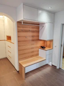 Gästegarderobe mit Sitzbank und Eiche Akzenten