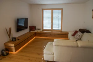 Sideboard mit Sockelbeleuchtung