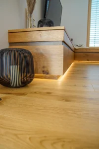 Sideboard mit Sockelbeleuchtung