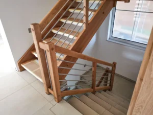 Holzgeländer mit liegenden Edelstahlstäben