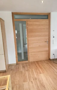Schreinergefertigter Riegelstock in Eiche mit Seitenteil und Oberlicht