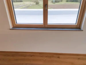 Fensterbank mit Dekor in Steinoptik