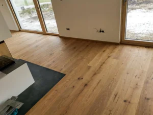 Landhausdiele Eiche mit bündig eingelassener Funkenschutzplatte