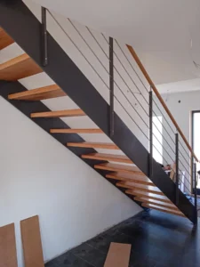 Schmalwangentreppe Loft mit Relinggeländer