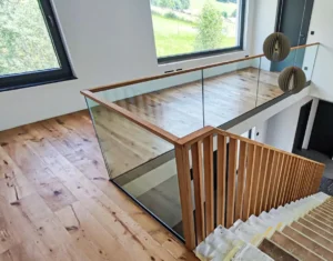 Harfengeländer in Eiche und Brüstungsgeländer mit eingespanntem Glas