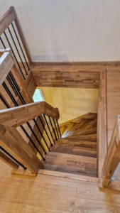 Handlauftragende Treppe mit schwarzen Sprossen