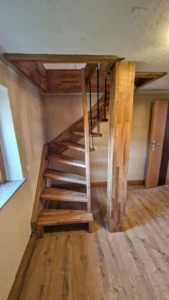 Systemtreppe mit Wandwange und schwarzen Sprossen