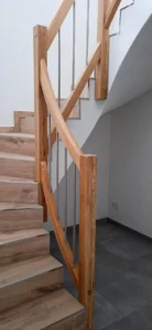 Holzgeländer mit Edelstahlsprossen