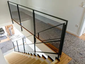 Flachstahlgeländer mit eingespanntem Glas
