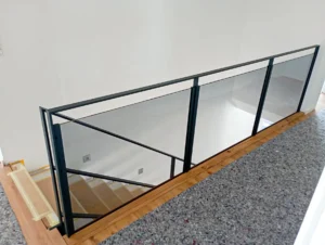 Stahlgeländer mit eingespanntem Glas in parsolgrau