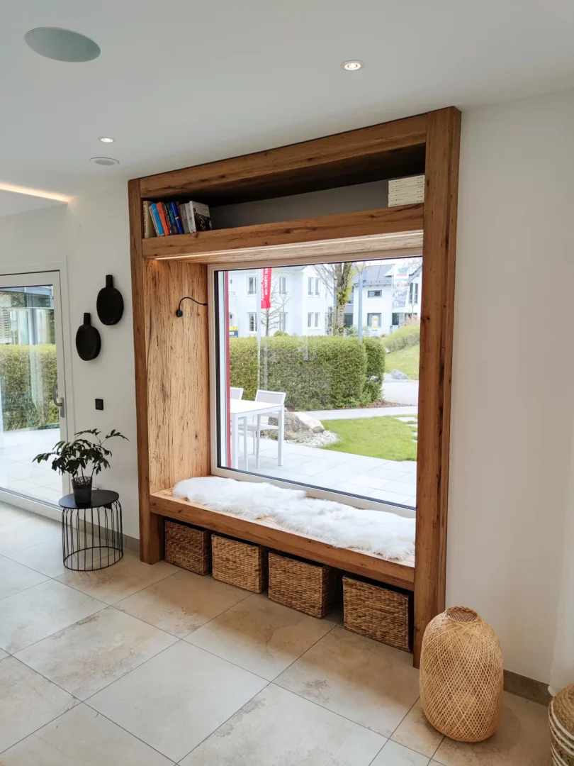 Sitzfensterbank in Altholzoptik mit offenen Bereichen