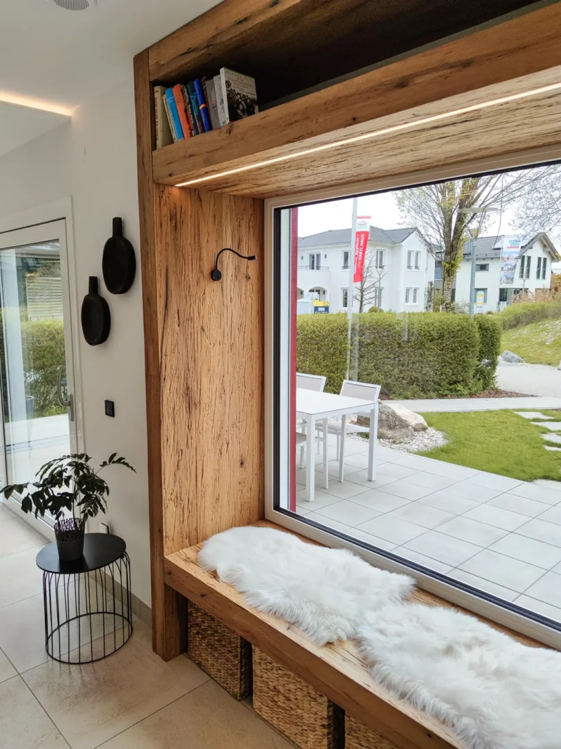Sitzfensterbank mit breitem Aufbau in Altholzoptik