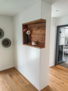 Schrankelement als Raumteiler mit Nische in Altholzoptik