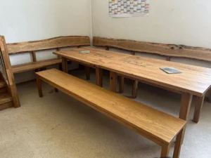 Eckbank rustikal und Massivholztisch mit eingelassenen Granitplatten