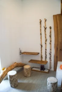 Garderobenelement mit Birkenstämmen