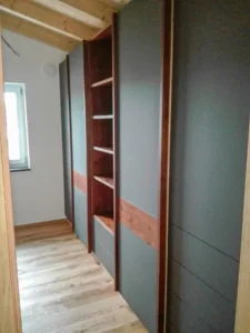 Ankleide in anthrazit mit Holzakzenten und offenem Bereich