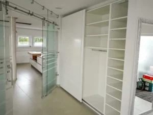 Einbauschrank mit Schiebetüren