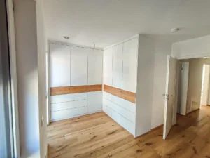 Ankleideschrank in Weißlack und Eicheakzenten