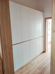 Einbauschrank in Weißlack mit Holzakzent