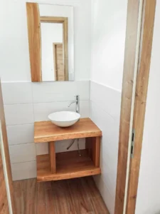 Gäste WC mit offenem Waschtisch in Eiche massiv mit Baumkante