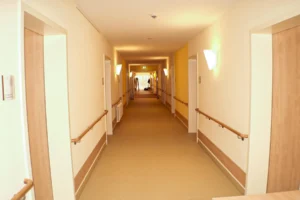 Handlauf und Rammschutz im Pflegeheim