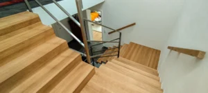 Treppe Faltwerk mit Flachstahlgeländer