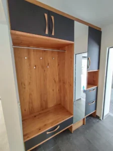 Garderobe mit offenem Bereich und Spiegel