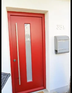 Haustürelement aus Kunststoff in rot
