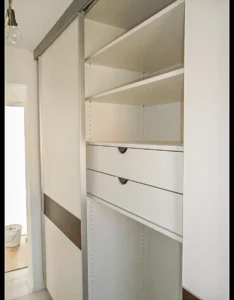 Schiebetürschrank mit Innenauszüge
