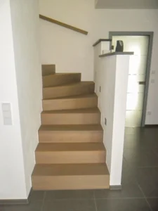 Treppe Faltwerk zwischen zwei Wänden