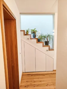 Treppe Falterwerk mit eingepasstem Schrank und Glasgeländer