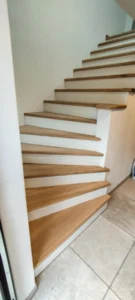 Stufen auf Beton mit weißen Setzstufen