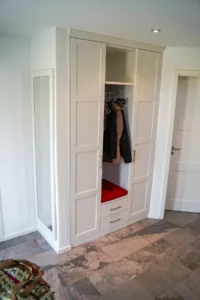 Garderobenschrank in Nische mit Füllungen