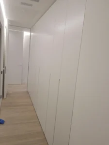 Einbauschrank mit homogenen Fronten und eingefräster Griffleiste