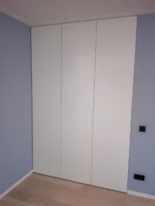 Einbauschrank in Weißlack mit gefrästem Griff