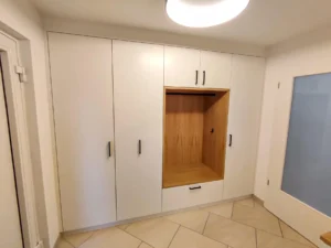 Einbaugarderobe mit Nische in Eiche
