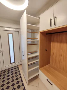 Inneneinrichtung Garderobe mit Apothekerauszug