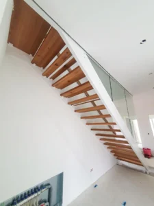 Stahlwangentreppe mit eingespanntem Ganzglasgeländer