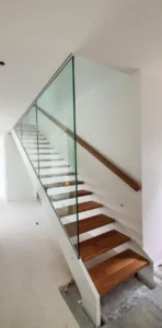Stahlwangentreppe mit eingespanntem Ganzglasgeländer