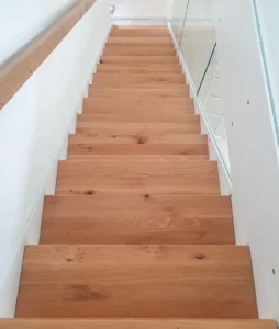 Stahlwangentreppe mit in der Wange eingespanntem Ganzglasgeländer