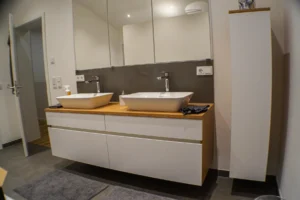 Waschtischunterschrank mit Platte in Eiche massiv und Weißlack