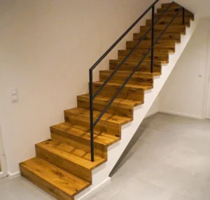 Treppe Faltwerk mit Flachstahlgeländer in schwarz