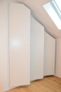 Einbauschrank eingepasst in die Dachschräge