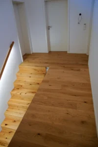 Fließender Übergang Treppe zu Parkett