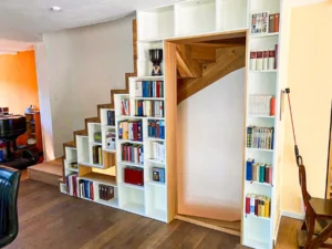 Sonderanfertigung Raumteiler als Treppenschrank