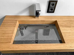 Eichenplatte mit eingelassenem Glaswaschbecken