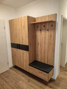 Garderobe mit Sitzfläche und schwarzen Akzenten