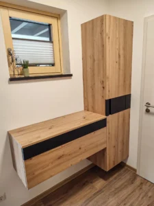 Hängeschrank in Eiche mit schwarzem Akzent