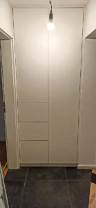 Einbauschrank in der Nische mit homogener Front