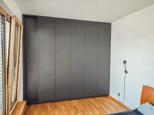Einbauschrank in anthrazit mit homogener Front